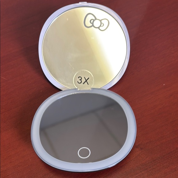 Hello Kitty Compact Mirror - Picture 2 of 3
